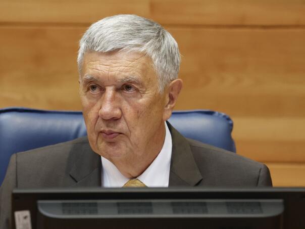 Radmanović priznao da SNSD provodi odluku Schmidta