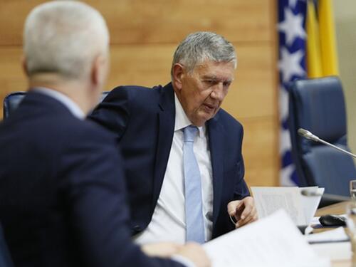 Radmanović: Usvaja se važan zakon a nema nikog, neće moći