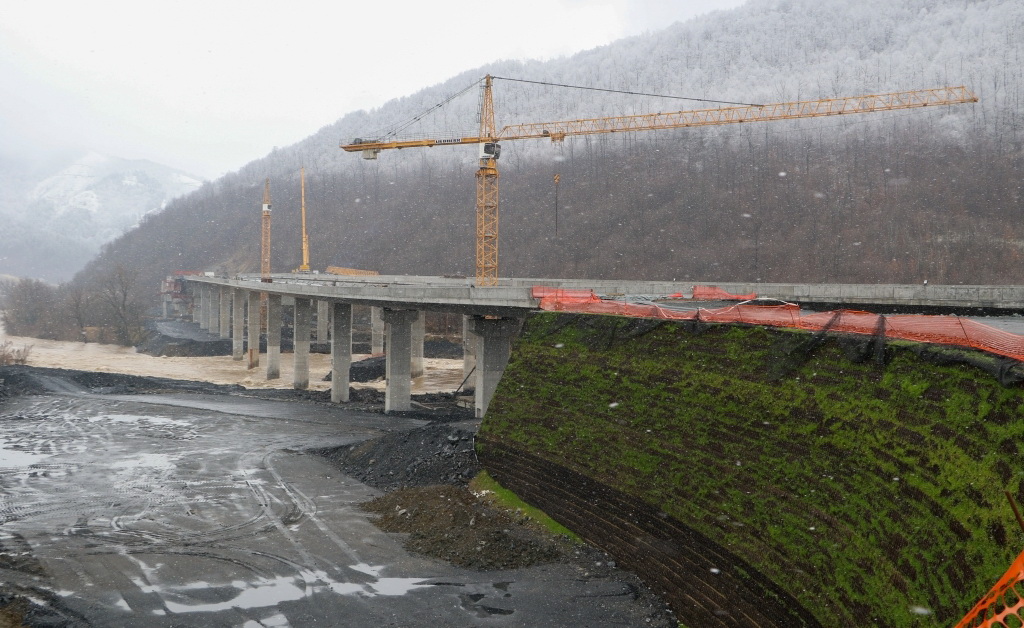 Radnici Cengiza od nabujale rijeke spasili željezničku prugu