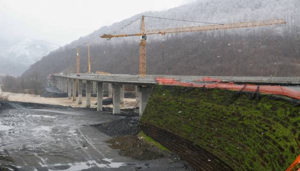 Radnici Cengiza od nabujale rijeke spasili željezničku prugu