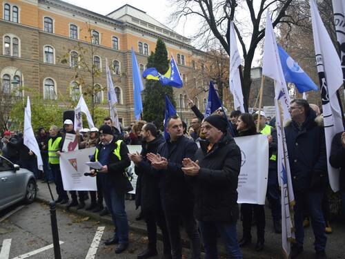 Radnici ispred Vlade KS: Ubi nas inflacija, gdje su pare?