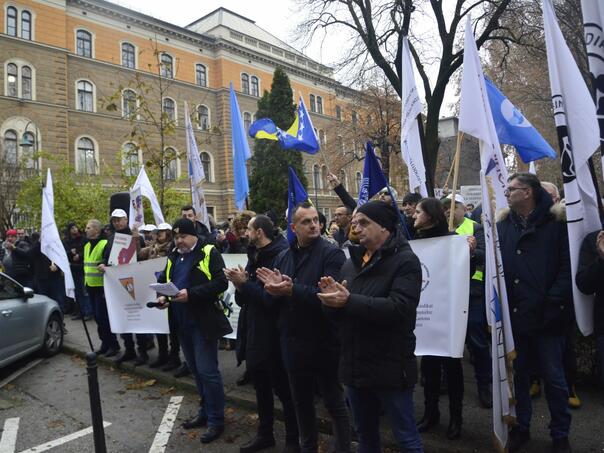 Radnici ispred Vlade KS: Ubi nas inflacija, gdje su pare?