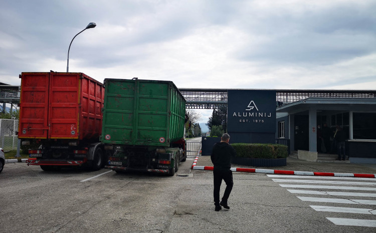 Radnici mostarske firme kamionima blokirali ulaz i kapiju 'Aluminija'