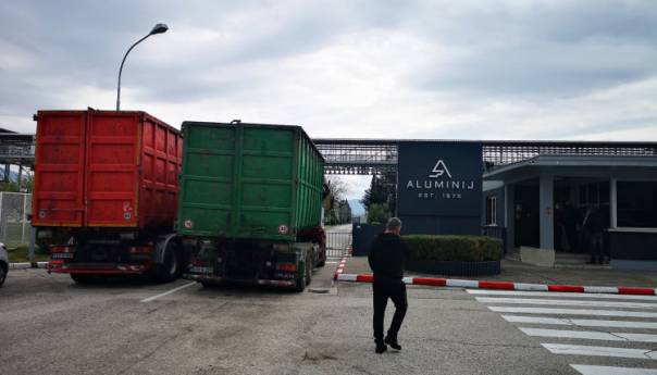 Radnici mostarske firme kamionima blokirali ulaz i kapiju 'Aluminija'