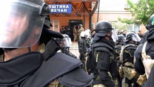 Radnici općine Zvečan ponovo ispred zgrade