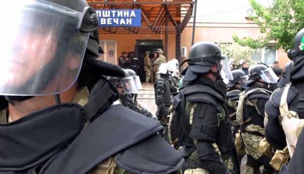 Radnici općine Zvečan ponovo ispred zgrade