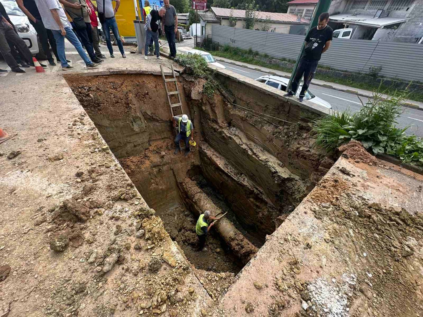 Radnici ViK-a na dubini od šest metara vrše popravak glavnog cjevovoda