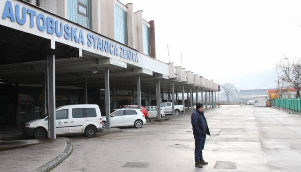 Radnici Zenicatransa na birou, Autobuska stanica čeka uključenje struje