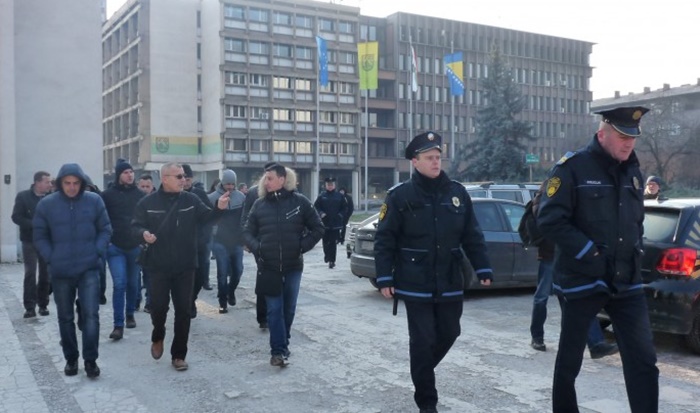 Radnici Zenicatransa nastavljaju blokadu stanice i štrajk glađu