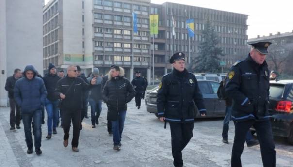 Radnici Zenicatransa nastavljaju blokadu stanice i štrajk glađu