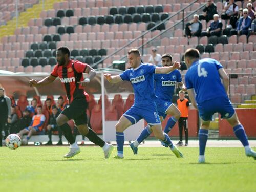 Radnik slavio u Tuzli, Sloboda na ivici ispadanja