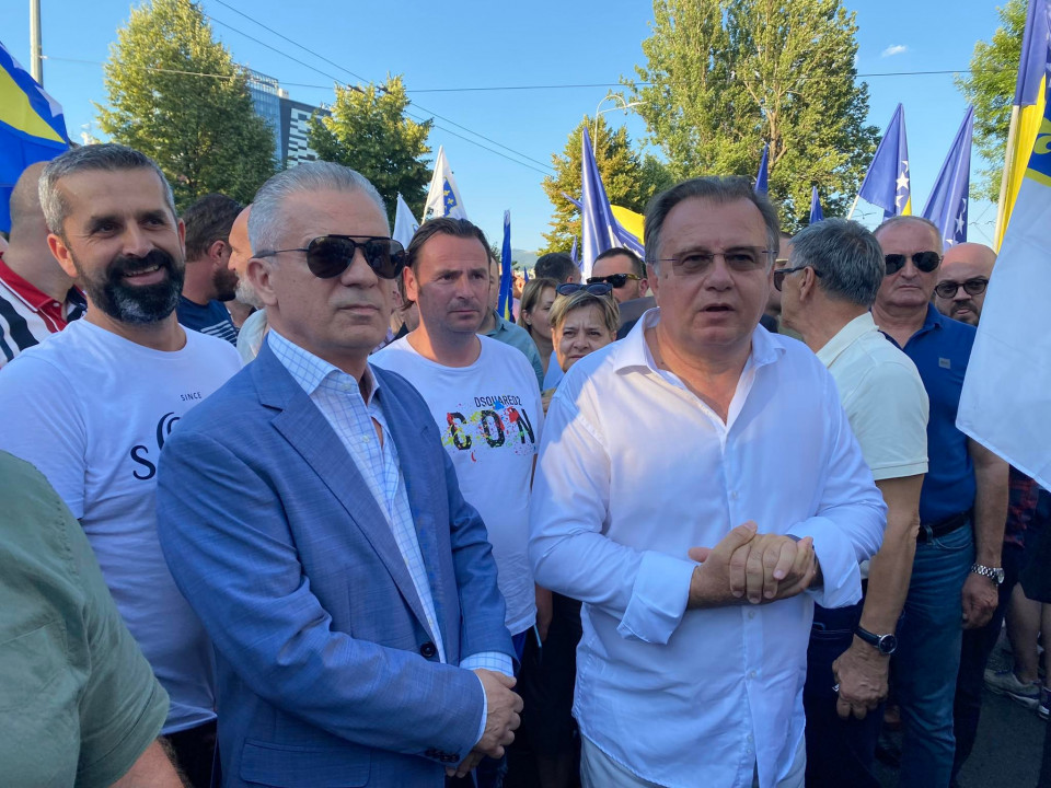 Radončić na protestima: Nadam se da će Schmidt shvatiti poruku građana