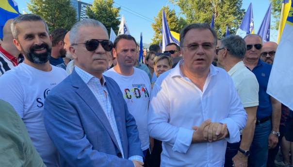 Radončić na protestima: Nadam se da će Schmidt shvatiti poruku građana