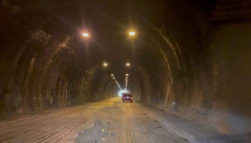 Radovi na asfaltiranju u tunelu Crnaja