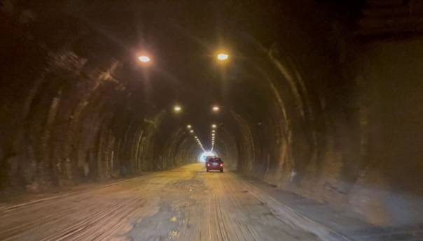 Radovi na asfaltiranju u tunelu Crnaja