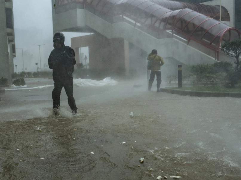 "Ragasa" odnijela 14 života, više osoba nestalo, blato prekrilo grad