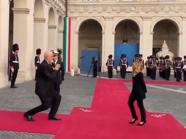 Rama ponovo kleknuo pred Giorgiju Meloni tokom susreta u Rimu