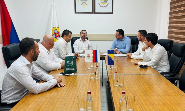 Ramić u Doboju: Nova ulaganja u povratnička mjesta, ugovori vrijedni milion KM