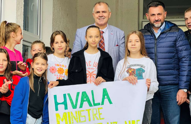 Ramić u Tesliću: Obnovljena škola, donirani udžbenici i oprema