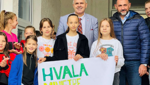 Ramić u Tesliću: Obnovljena škola, donirani udžbenici i oprema