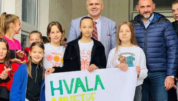Ramić u Tesliću: Obnovljena škola, donirani udžbenici i oprema