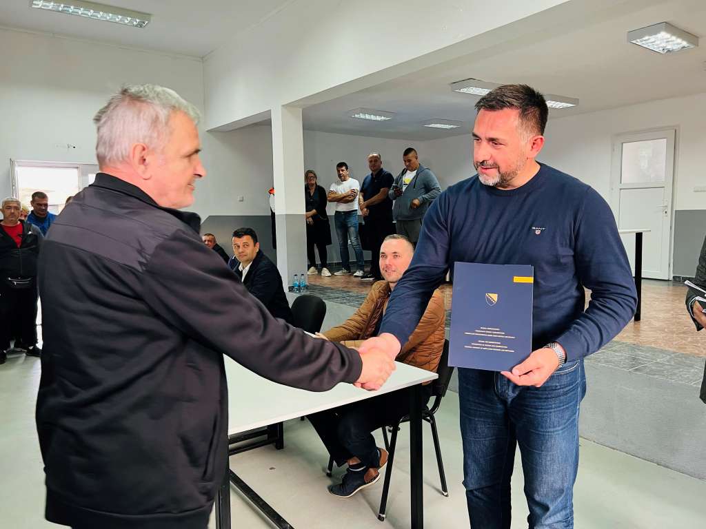 Ramić uručio ugovore: Počinje obnova 100 povratničkih kuća