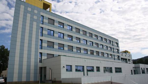 UKC Tuzla: Ranjeni nastavnik iz Lukavca stabilno