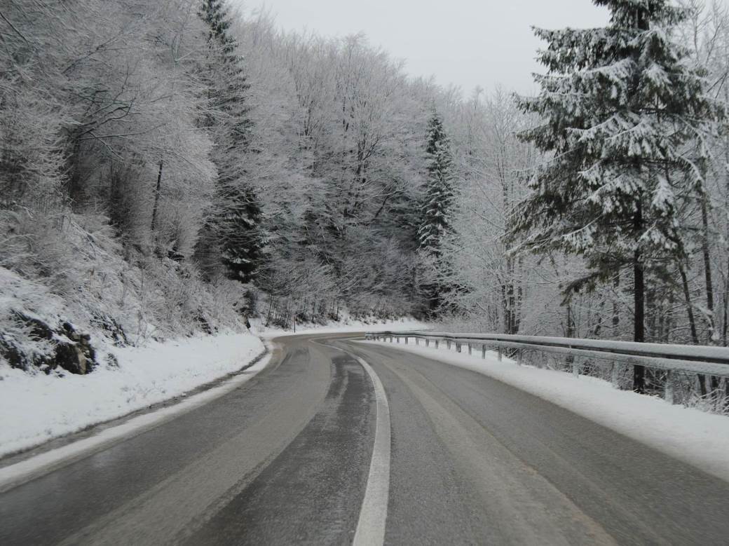 Raskvašeni snijeg na kolovozu u višim predjelima