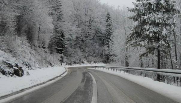 Raskvašeni snijeg na kolovozu u višim predjelima