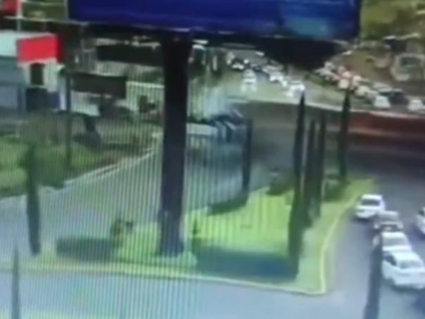 Raste broj žrtava nakon što je voz udario u dvospratni autobus u Meksiku