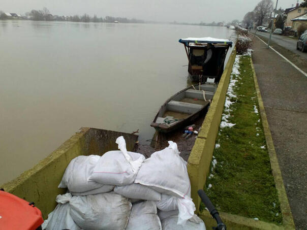 Raste Sava u Gradišci, mještani sa zebnjom gledaju u rijeku