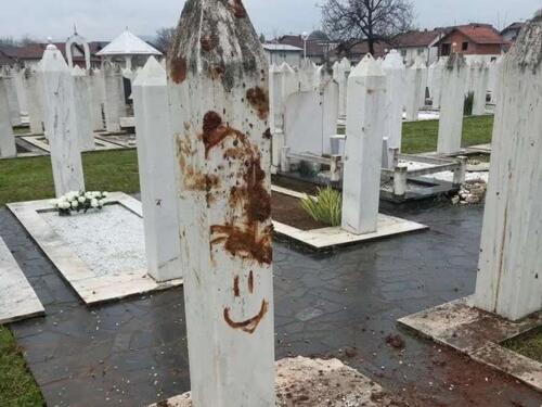 Rasvijetljen slučaj oštećenja Šehidskog mezarja u Brčkom