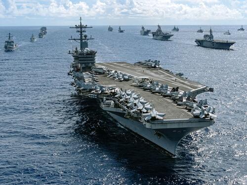 Ratni brodovi i američki nosač aviona plove ka Bliskom istoku