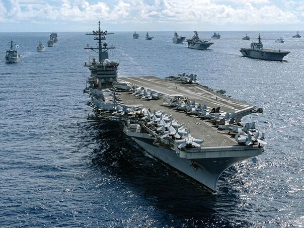 Ratni brodovi i američki nosač aviona plove ka Bliskom istoku