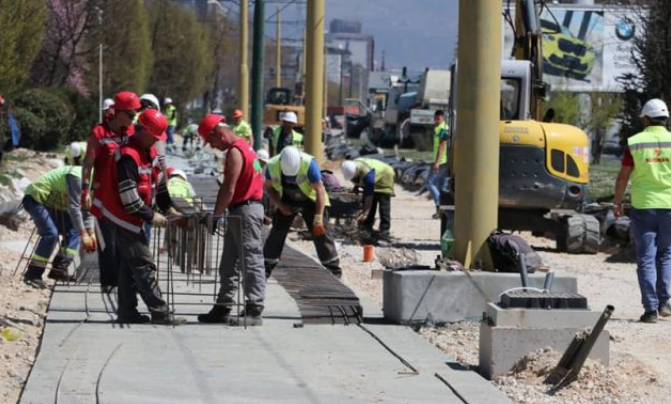 Razbijena stakla na mašinama za rekonstrukciju tramvajske pruge u Sarajevu