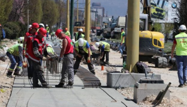 Razbijena stakla na mašinama za rekonstrukciju tramvajske pruge u Sarajevu