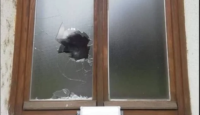 Razbijeni prozori na Atik džamiji u Bijeljini, gradonačelnik osudio sramotni čin