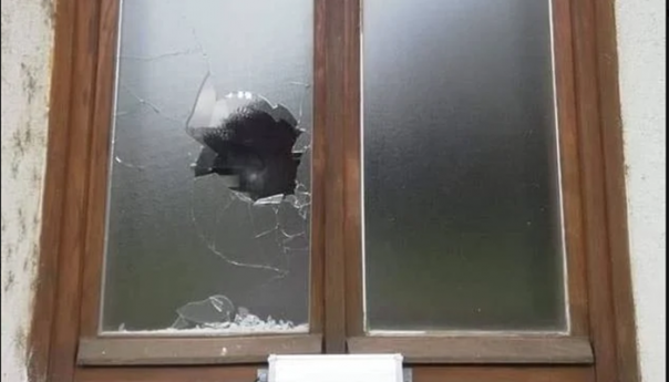Razbijeni prozori na Atik džamiji u Bijeljini, gradonačelnik osudio sramotni čin