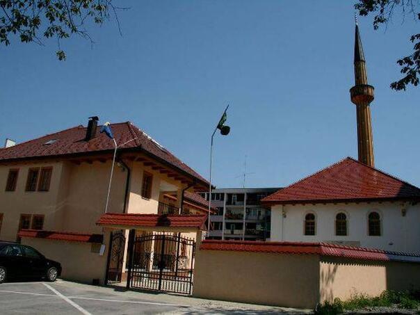 Razbijeno staklo na prozoru džamije u Prijedoru