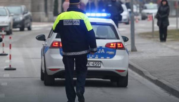 Razbio staklo na Domu zdravlja Zvornik i fizički napao policajce