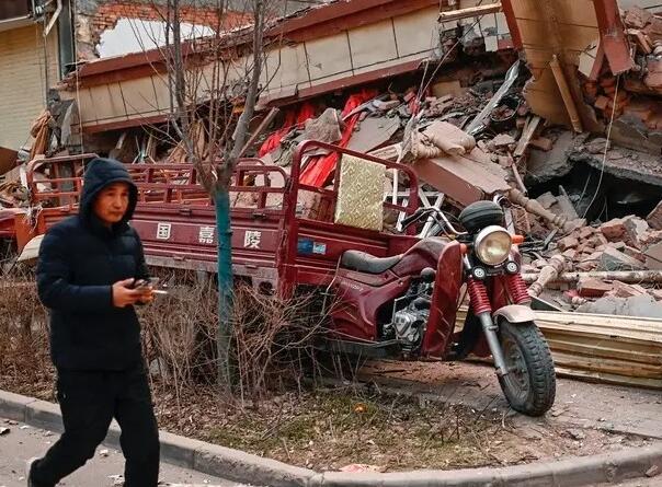 Razoran zemljotres u Kini razbacao crijepove, rušio kuće...