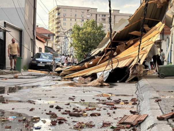 Razorna oluja pogodila Skoplje, rušila stabla, letjeli krovovi, više osoba povrijeđeno