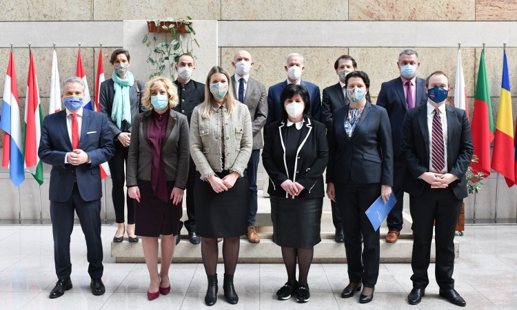 Razviti pravni i strateški okvir za provedbu mjera za smanjenje zagađenja