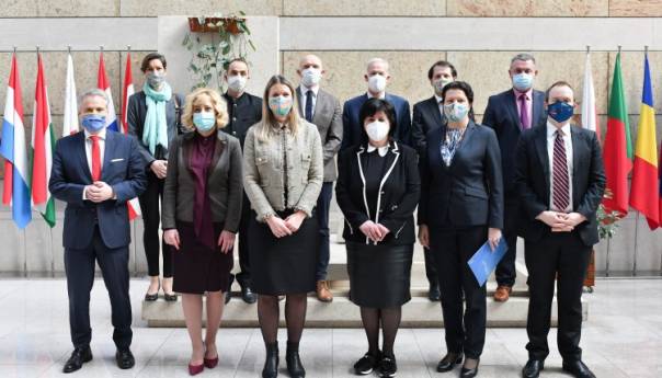 Razviti pravni i strateški okvir za provedbu mjera za smanjenje zagađenja