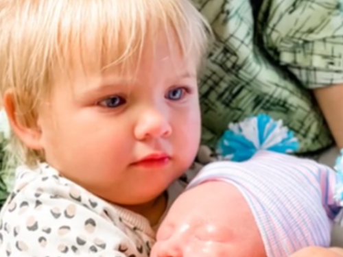 Reakcija djevojčice koja je prvi put vidjela brata je hit