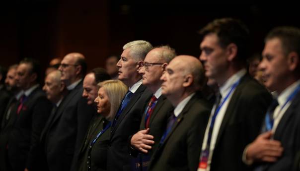 Reakcije na HNS: Čovića porede s bjeguncem Jelavićem