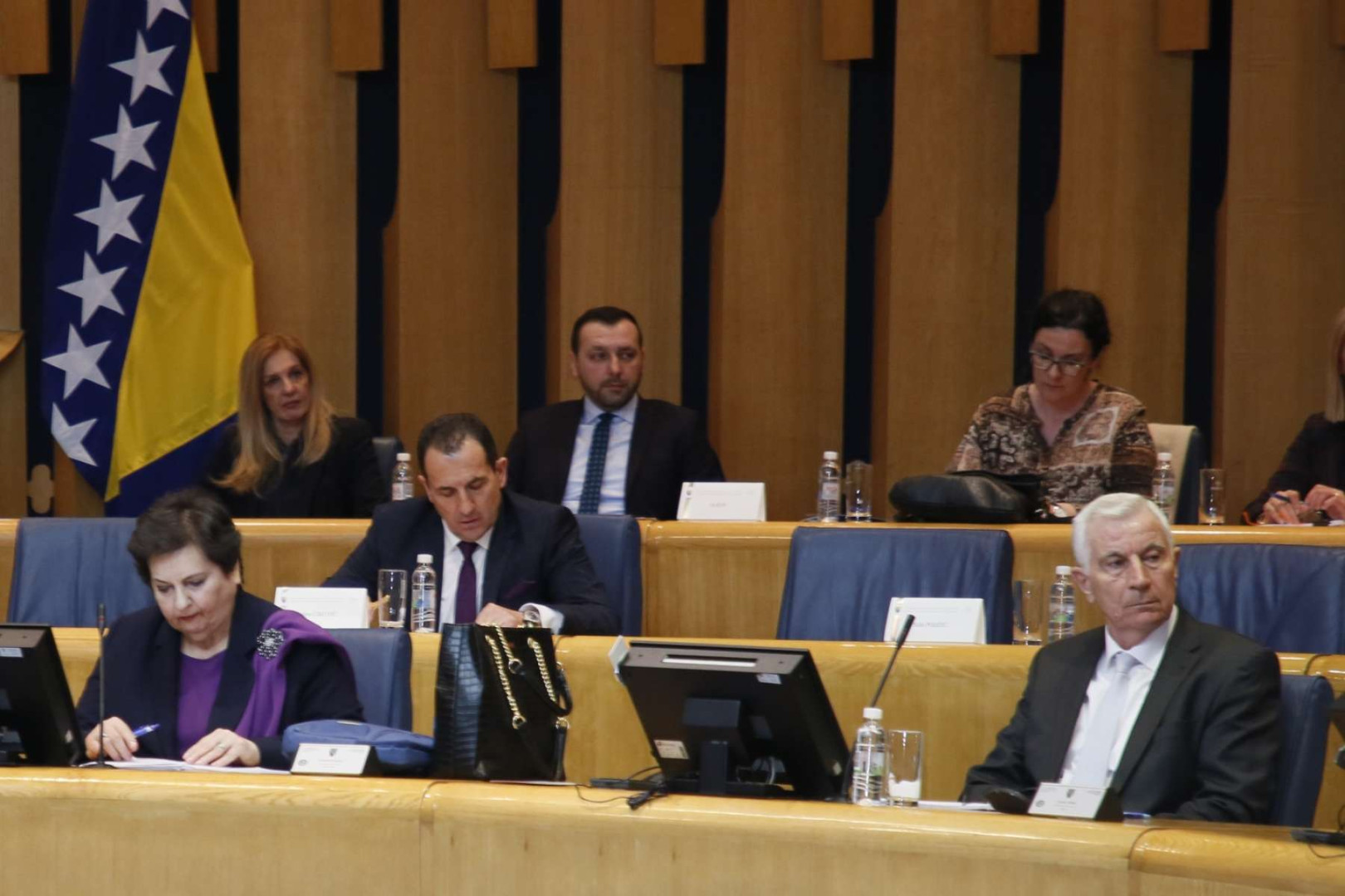 Reakcije na neukidanje akciza: Bahatost SNSD-a