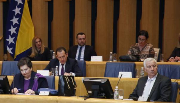 Reakcije na neukidanje akciza: Bahatost SNSD-a