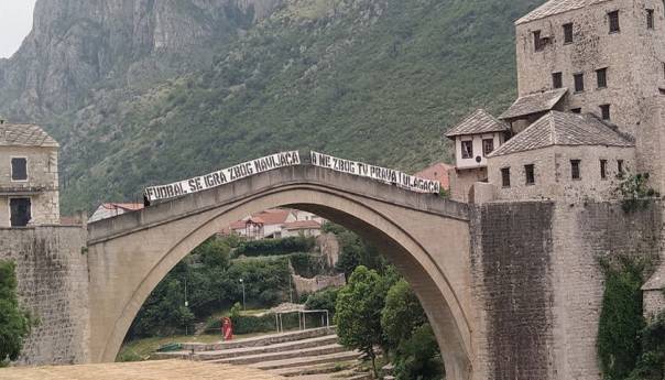 Red Army sa Starog mosta poslao poruku čelnicima Nogometnog saveza BiH