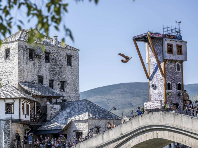 Red Bull Cliff Diving: Carlson i Preda zadržali vodstvo